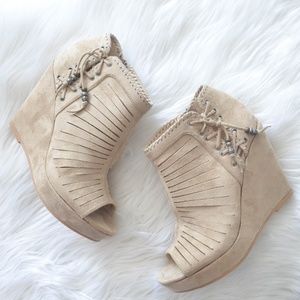 NWOT Cream faux suede wedge